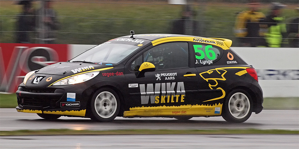 Jonas Lynge gik til stålet med sin Peugeot 207’er i DM-serien 2014
(Foto: Åge Keseler Kirketerp)